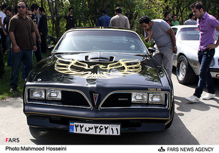 Illustration for article titled Tehran's Got Mad Love For The Screamin' Chicken